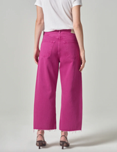Load image into Gallery viewer, Citizens of Humanity Ayla Raw Hem Crop Jean